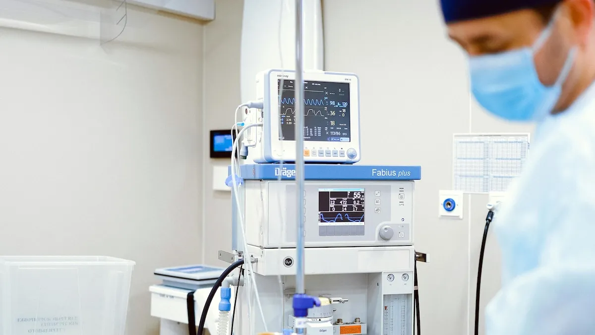 У Тернополі чоловік випав з 5 поверху ТЦК і потрапив в реанімацію: «Зв’язав одяг, намагаючись спуститися»