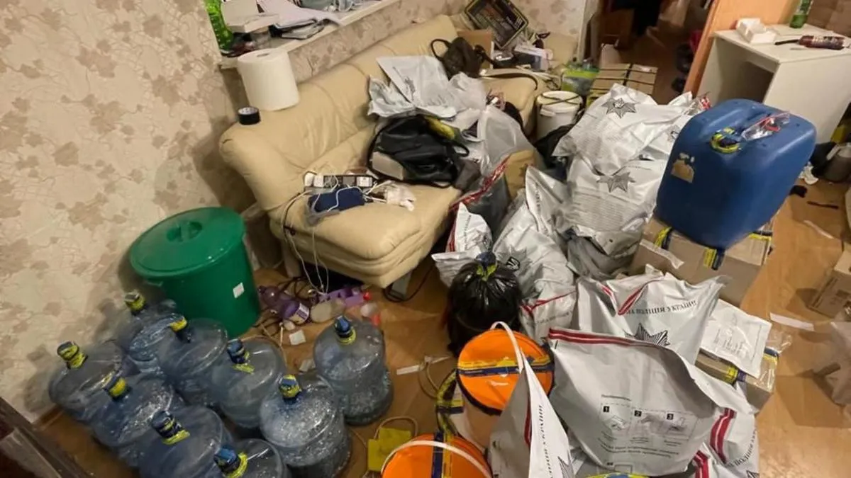 «Домашній» бізнес на мільйони: на Київщині затримали чоловіка, який щомісяця виготовляв кілограми амфетаміну