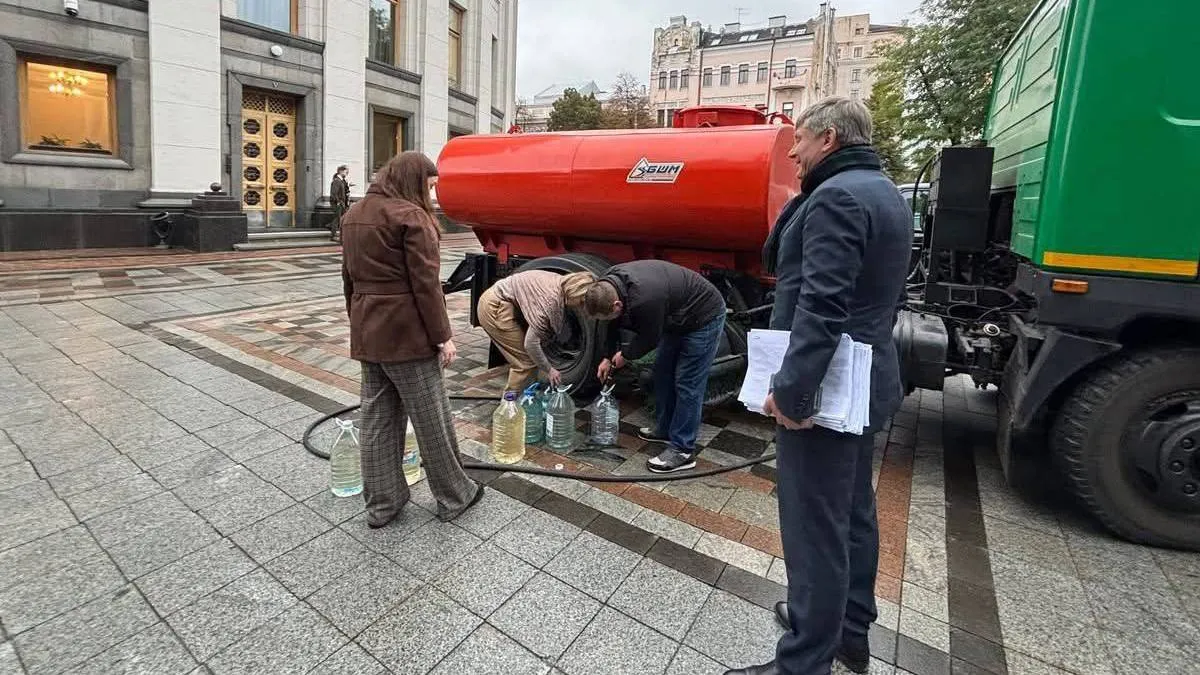 До Верховної Ради привезли воду, а до Кабміну – біотуалети: урядовий квартал адаптується до життя без світла
