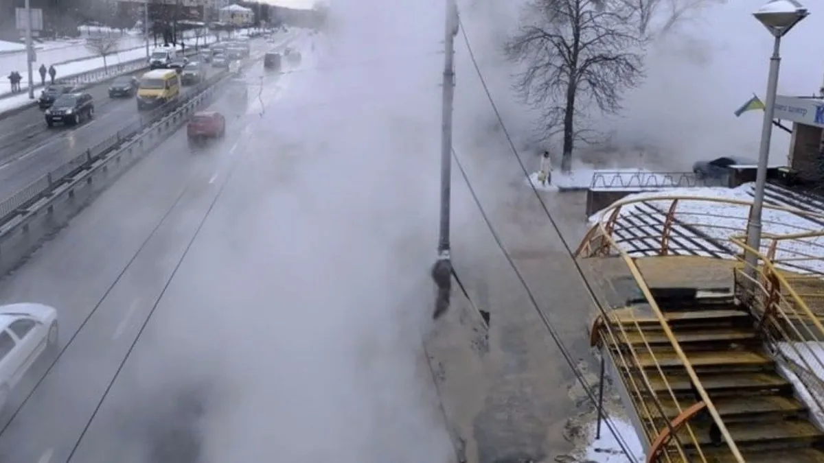 У Києві дівчина впала в яму з окропом та отримала 73% опіків тіла: як це сталося