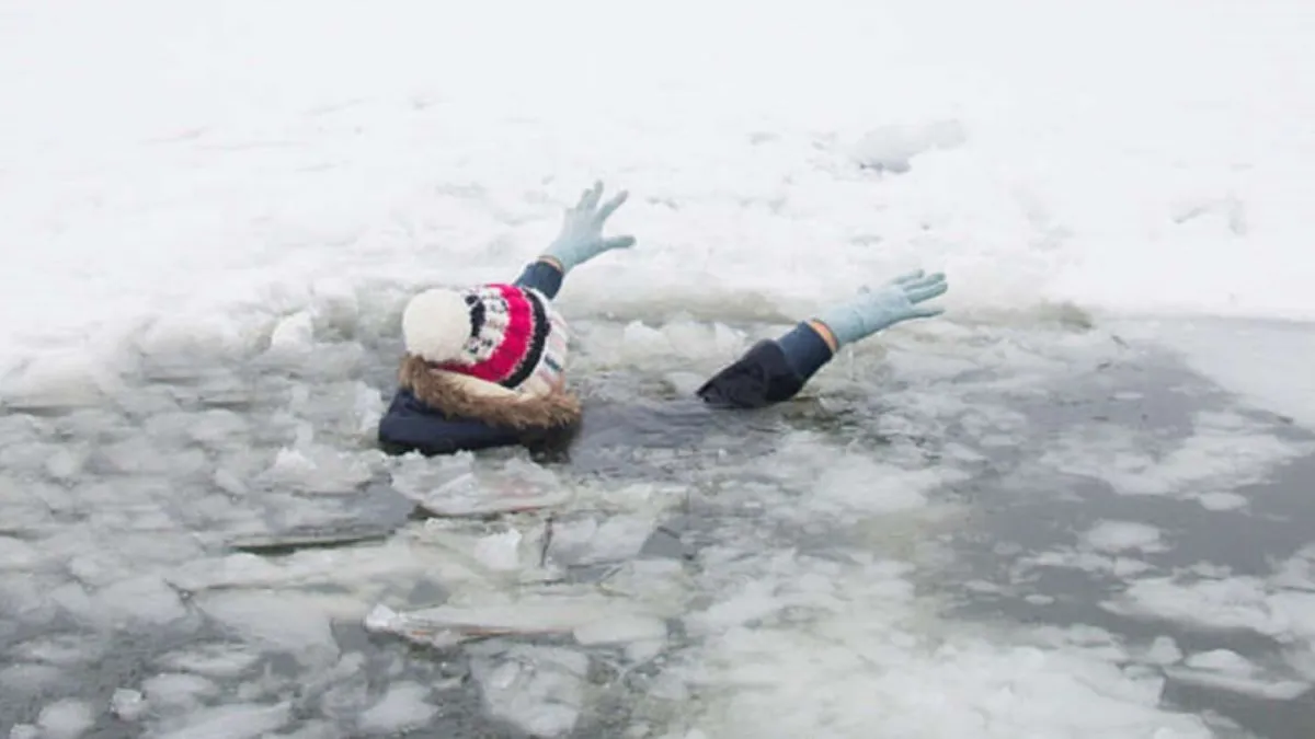 У Києві ледь не втопилась жінка з дитиною – вони дрейфували на крижині Дніпром: трагедії запобігли рятувальники