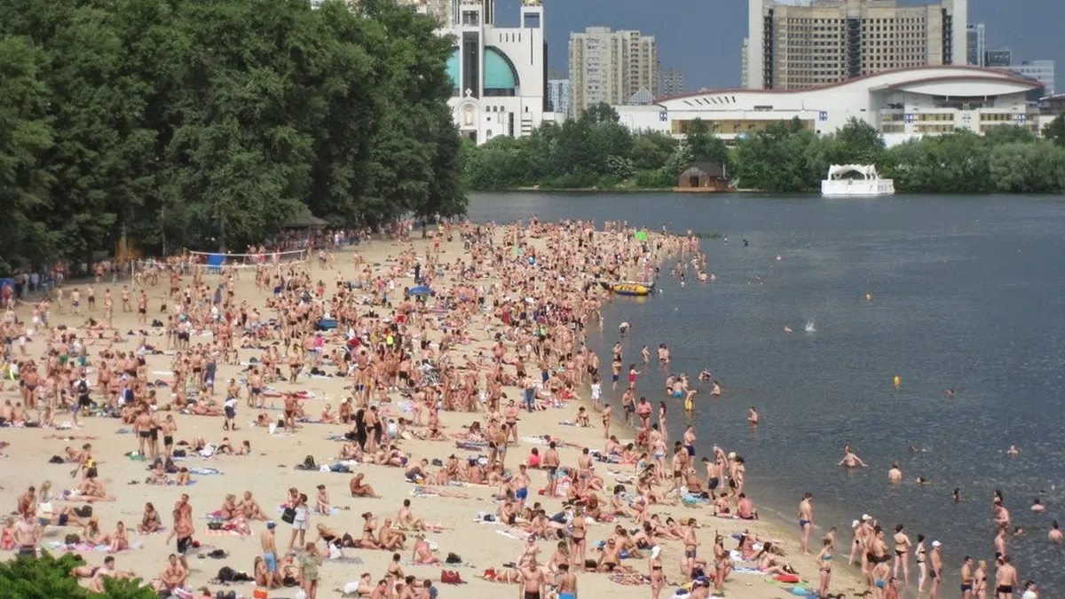 Київські пляжі заполонили відпочивальники: відомо, де вода є найчистішою