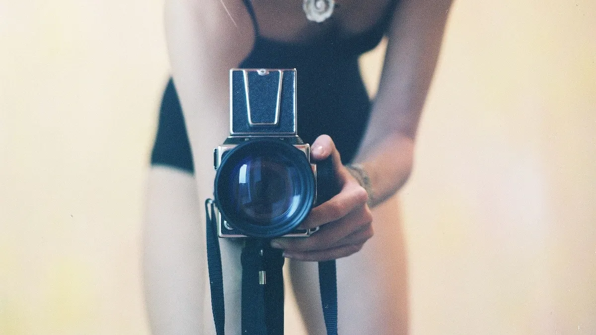 Телефон забрали, штраф призначили: суд покарав жінку за відправку інтимного фото за гроші в Telegram