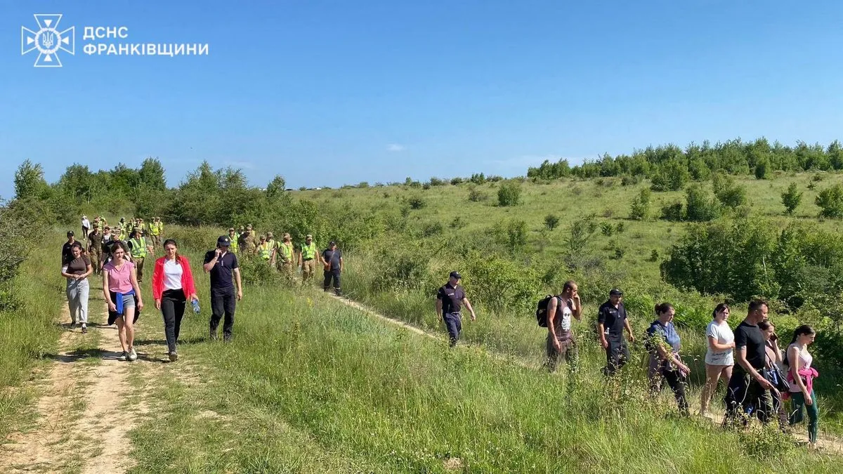 На Прикарпатті третю добу шукають зниклу в лісі дитину: залучено понад 400 людей – фото й відео
