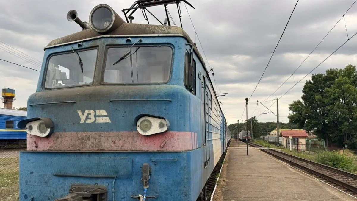 Смертельний інцидент на залізниці у Львові: потяг розчавив не зачепера – подробиці