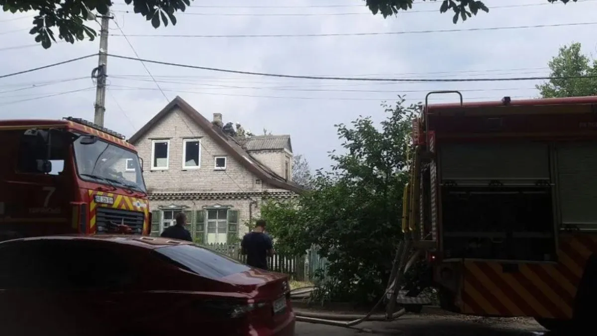 На Дніпропетровщині жінка прибирала на подвір'ї та спалила власний будинок: що накоїла господиня