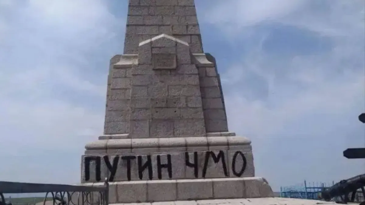 У Казахстані обписали лайливими словами пам'ятник, згадавши Путіна: що написами про очільника Кремля