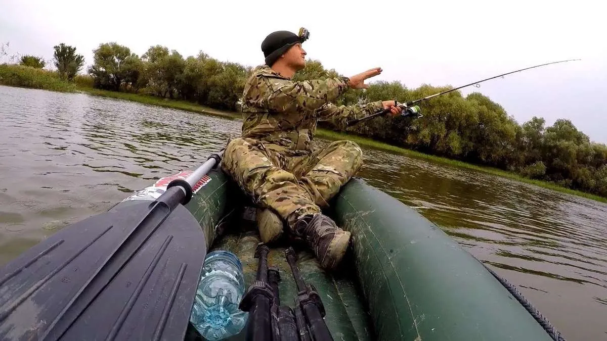 На Львівщини під час нересту чоловік ловив рибу вилами і отримав штраф: коли можна вудити рибу законно