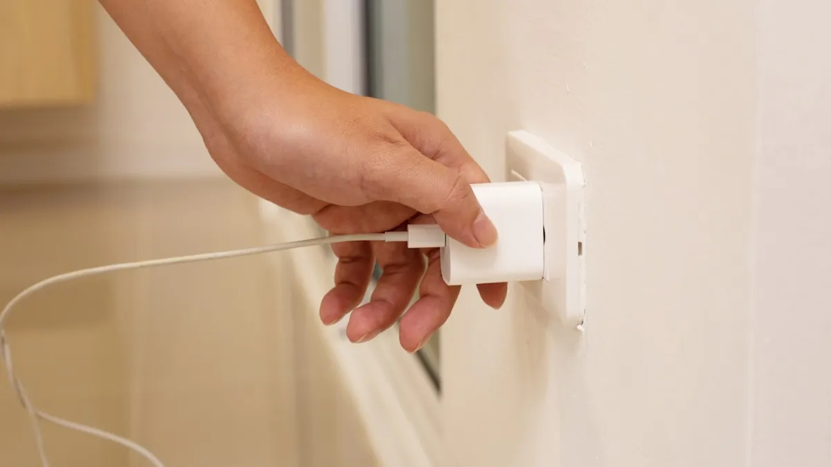 Три причини завжди виймати зарядку з розетки: електрик попередив про небезпеку