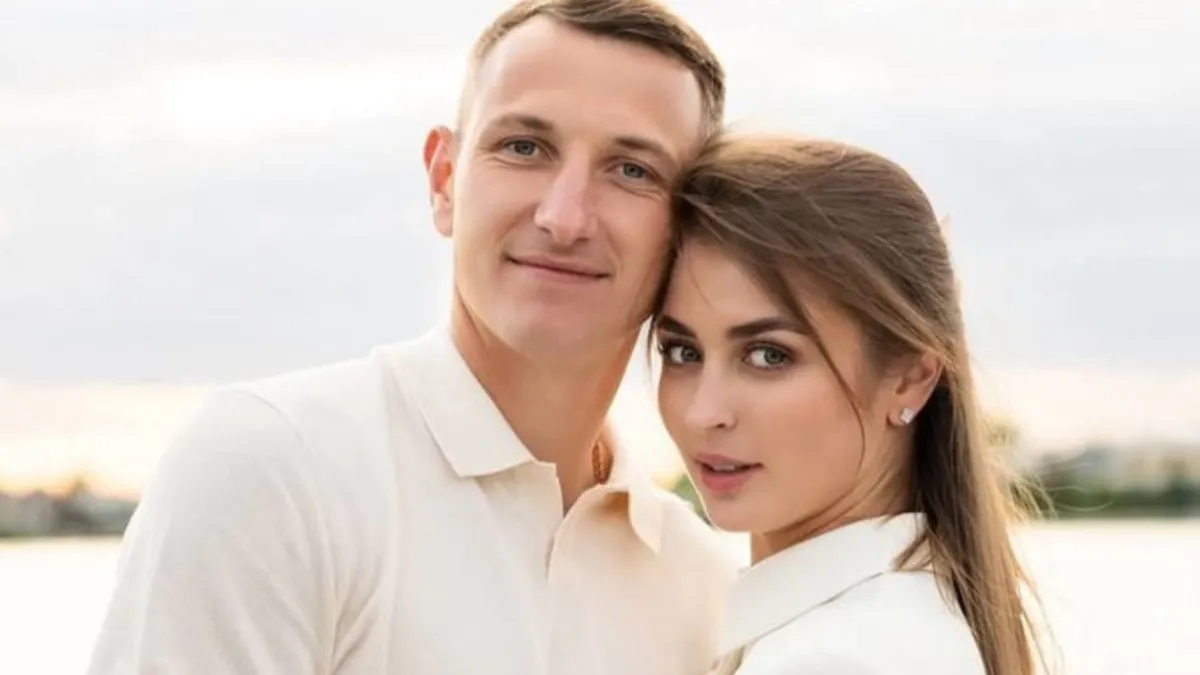 Воротар збірної України у свій день народження став батьком: сина чи доньку подарувала Різнику дружина