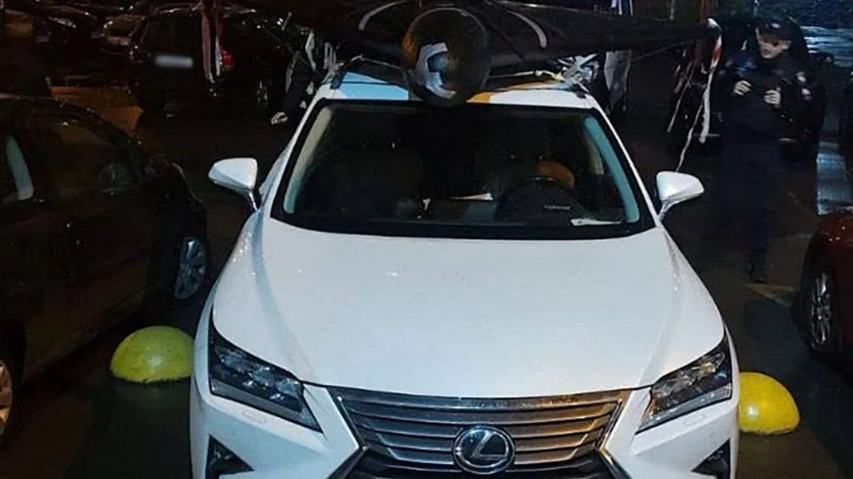 По Києву розсікає Lexus із «шахедом» на даху: фото дивоавтомобіля та чим закінчилася історія