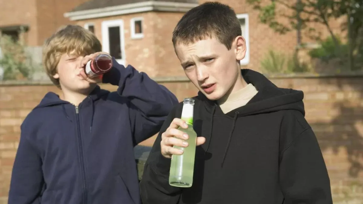 На Івано-Франківщині школяр на території ліцею напився коньяку та отруївся, а покарали його мати: рішення суду