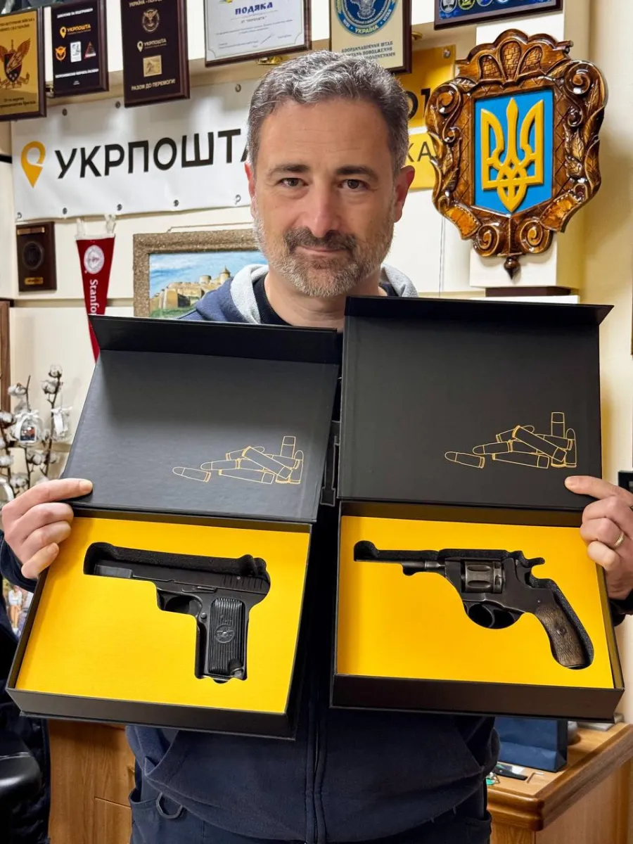 Укрпошта, зброя