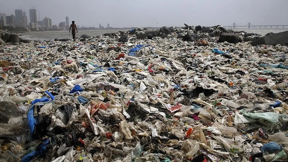 Родина з Китаю за добу перебрала 10 тонн сміття: відомо, що шукали люди на смітнику – не пляшки та картон