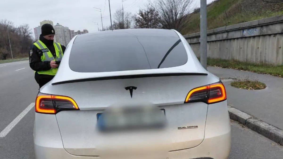 У Києві водій Tesla гасав зі швидкістю боліда Формули 1: гонщика впіймали й покарали сміховинним штрафом