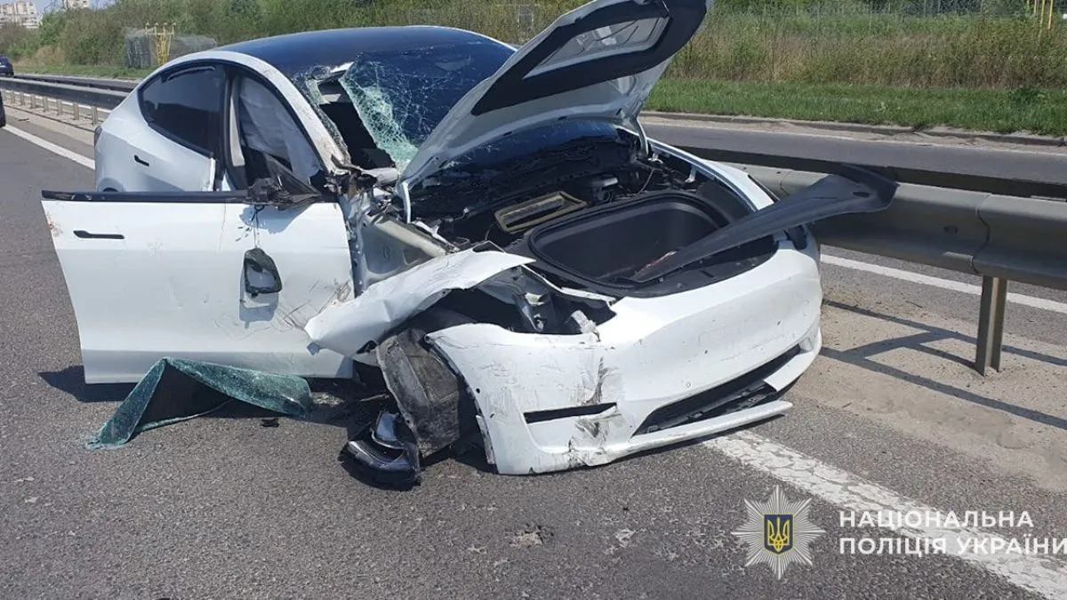 Неподалік Львова дорогу не поділили Жигулі, ГАЗель і Tesla: що відомо про ДТП та чи є постраждалі