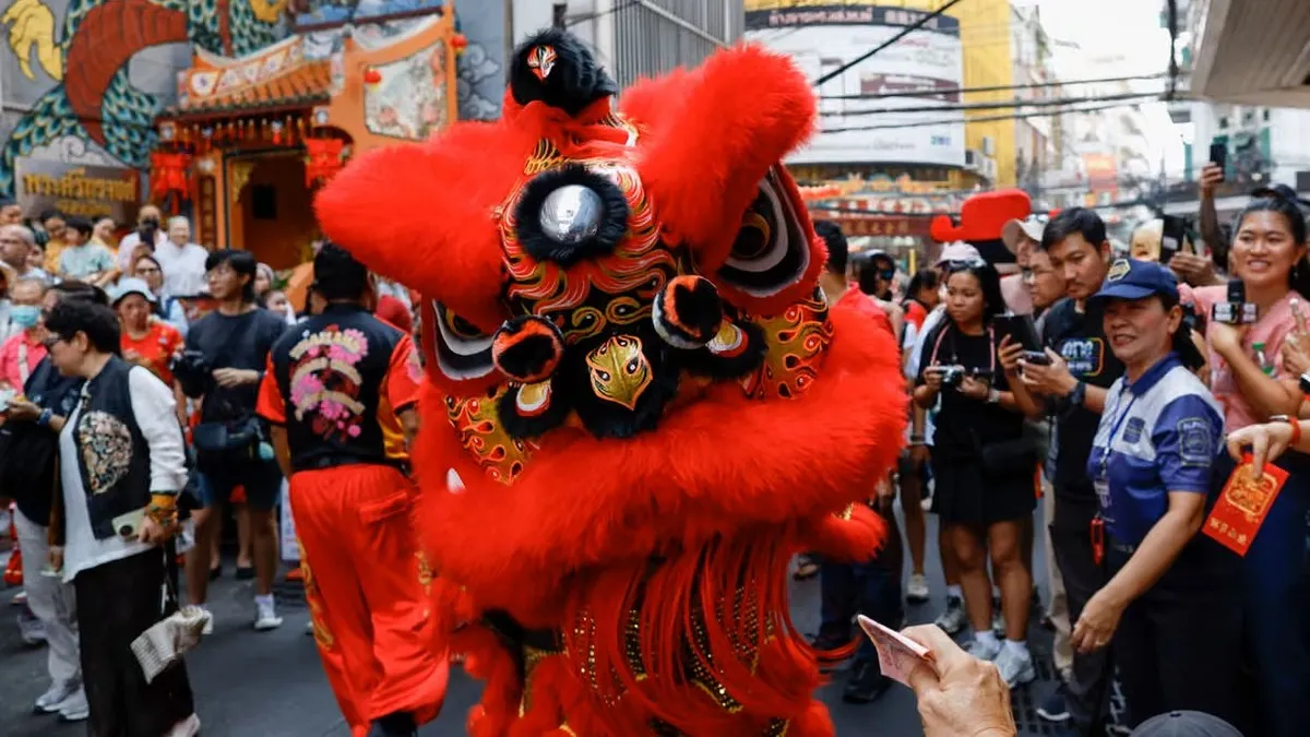 Поліцейські переодяглися у левів, щоб впіймати злодія: відео незвичної спецоперації з Таїланду