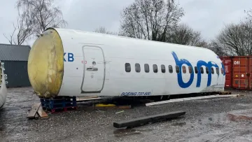 Британець купив літак і планує закопати його біля свого будинку: все через страх за майбутнє