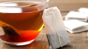 Чому не варто віджимати чайний пакетик: топ-3 причини заварювати улюблений напій інакше