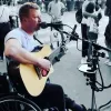 Відмовився співати російською і нарвався на неадеквата: музикант на інвалідному візочку показав обурливе відео