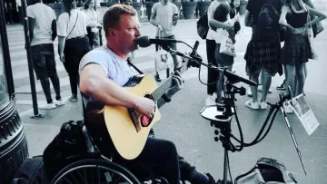 Відмовився співати російською і нарвався на неадеквата: музикант на інвалідному візочку показав обурливе відео