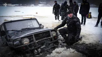 Водолази працювали наосліп: з-під води витягнули авто екстремала після смертельного катання по кризі
