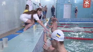 Поєднали пиво та плавання: в Україні понад 20 атлетів змагалися в оригінальній естафеті