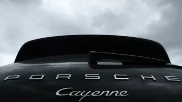 Porsche, подорожі й соцдопомога: чому Швейцарія змусила українця повернути 72 тисячі євро