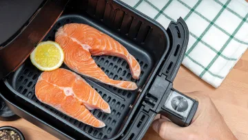 «Цвіль є серйозною загрозою для здоров'я»: як правильно чистити аерогриль, щоб він не став небезпечним