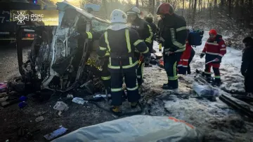 Масштабна ДТП біля Гостомеля: загиблого вирізали з понівеченого авто