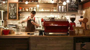 Кав’ярні зникають одна за одною: що коїться з вуличним фуд‑ринком Києва і чому це лише початок