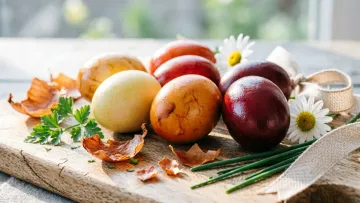 Найдешевший спосіб пофарбувати яйця: як правильно використати цибулеве лушпиння 