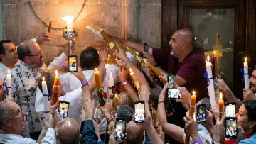 В Єрусалимі зійшов Благодатний вогонь: віряни дочекалися головного дива напередодні Великодня