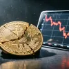Паніка на крипторинку: біткоїн втратив понад 20% через втечу інвесторів – чи купувати монету зараз