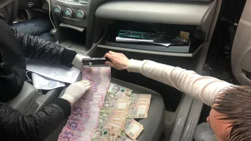 «Криша» в обмін на бойлер: на Львівщині поліціянт шантажував бізнесменку – що йому загрожує