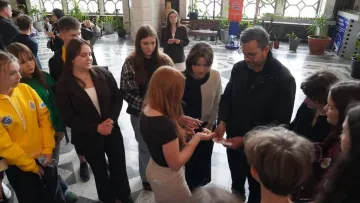 «Розкриваємо карти»: Укрзалізниця повідомила про приїзд до України всесвітньо відомого ілюзіоніста