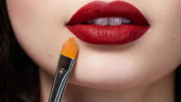 Секрет повних губ після 40: б'юті-експерти назвали відтінки помад, які потрібно уникати