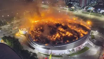 Олімпійський стадіон Ріо-де-Жанейро знову у вогні: моторошні кадри пожежі вражають світ