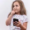 Планшет чи телефон для заспокоєння дитини можуть мати наслідки: науковці пояснили зв'язок