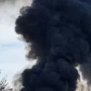 У Дніпрі виникла масштабна пожежа: густий дим видно з усіх міських районів — відео