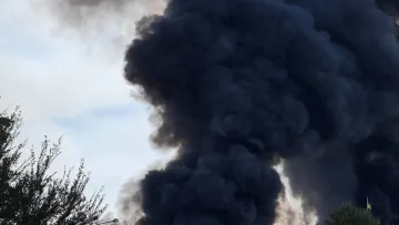 У Дніпрі виникла масштабна пожежа: густий дим видно з усіх міських районів — відео