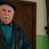 Дідусь лежить у лікарні, а його речі виносять на смітник: в київського пенсіонера забрали квартиру за борги