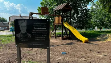 Заради пам'яті сина, загиблого на війні: жінка з Донеччини збудувала дитячий майданчик на Рівненщині