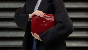 Один яскравий акцент – і образ готовий: чому червона сумка підкорила моду цього сезону