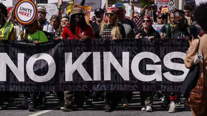 «Без королів»: 8 мільйонів американців влаштували протест на вулицях США проти політики Трампа