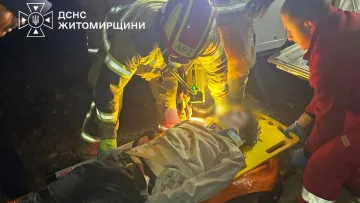 Упав з висоти 10 метрів і вижив: рятувальники ДСНС допомогли 18-річному хлопцю в Житомирі