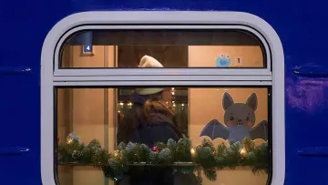 Укрзалізниця запускає 16 додаткових поїздів на різдвяно-новорічні свята: що треба знати пасажирам