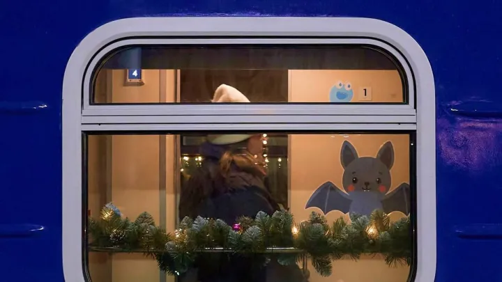 Укрзалізниця запускає 16 додаткових поїздів на різдвяно-новорічні свята: що треба знати пасажирам