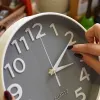 Спати будемо на годину менше: коли в Україні переводять годинник на літній час у 2026 році