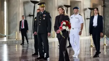 У піджаку та гольфі: Олена Зеленська приїхала до Туреччини в стильному образі